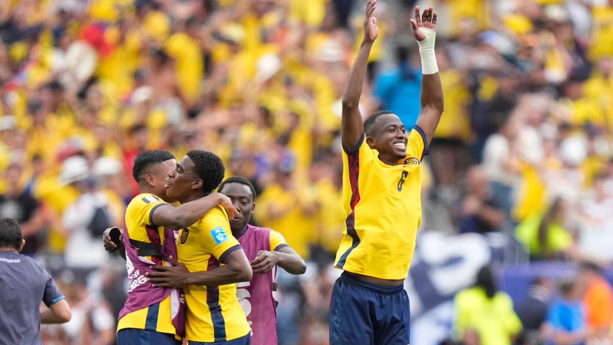 Jugadores de Ecuador celebrando un gol contra Alemania en un emocionante partido de fútbol