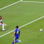 Jugadores de Ecuador y Curazao durante un partido de fútbol