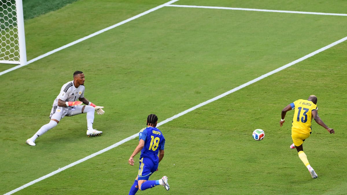Jugadores de Ecuador y Curazao durante un partido de fútbol