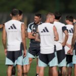 Lionel Scaloni dando indicaciones durante un entrenamiento de la selección argentina
