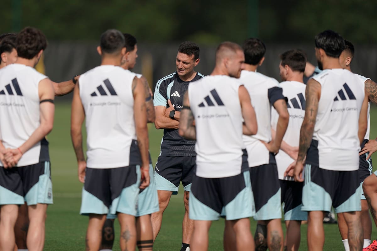 Lionel Scaloni dando indicaciones durante un entrenamiento de la selección argentina