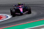 Franco Colapinto conduciendo un auto de Fórmula 1 en el circuito de Barcelona-Cataluña