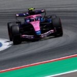Franco Colapinto conduciendo un auto de Fórmula 1 en el circuito de Barcelona-Cataluña