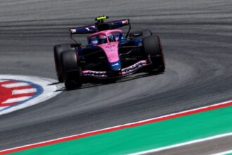 Franco Colapinto conduciendo un auto de Fórmula 1 en el circuito de Barcelona-Cataluña