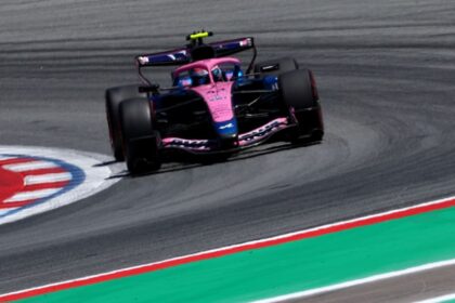 Franco Colapinto conduciendo un auto de Fórmula 1 en el circuito de Barcelona-Cataluña