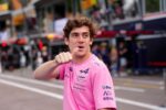 Un yate en el puerto de Mónaco con el circuito de F1 al fondo