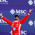 Lewis Hamilton celebrando su victoria en el Gran Premio de Barcelona con el coche de Ferrari
