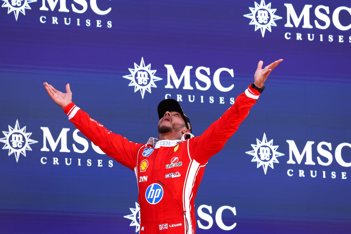 Lewis Hamilton celebrando su victoria en el Gran Premio de Barcelona con el coche de Ferrari