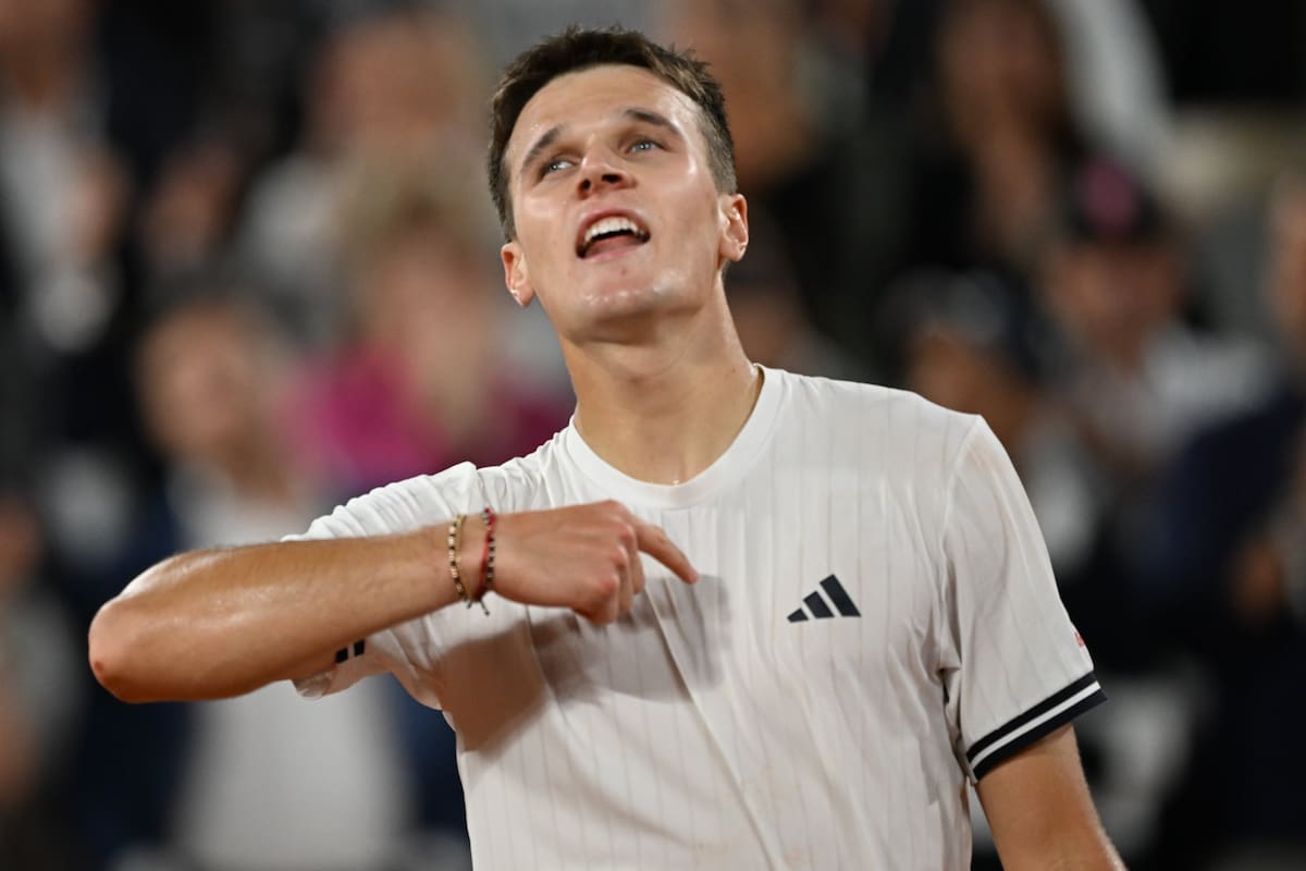Jakub Mensik en acción durante un partido de tenis en Roland Garros