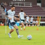 Lionel Scaloni en conferencia de prensa sonriendo y con pulgares en alto