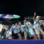 Hinchas argentinos con banderas y camisetas en el Arrowhead Stadium de Kansas City