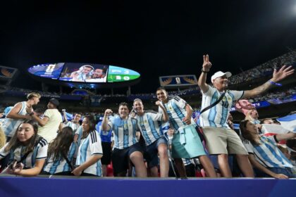 Hinchas argentinos con banderas y camisetas en el Arrowhead Stadium de Kansas City