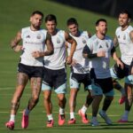 Lionel Messi y otros jugadores de la selección argentina en una imagen de entrenamiento