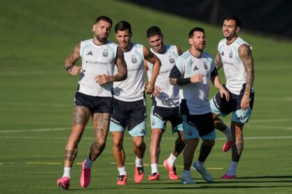 Lionel Messi y otros jugadores de la selección argentina en una imagen de entrenamiento