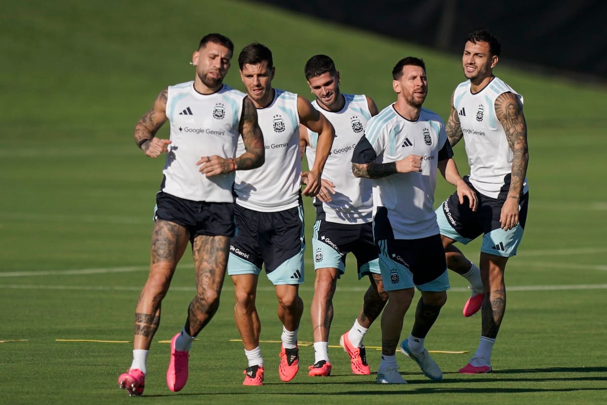 Lionel Messi y otros jugadores de la selección argentina en una imagen de entrenamiento