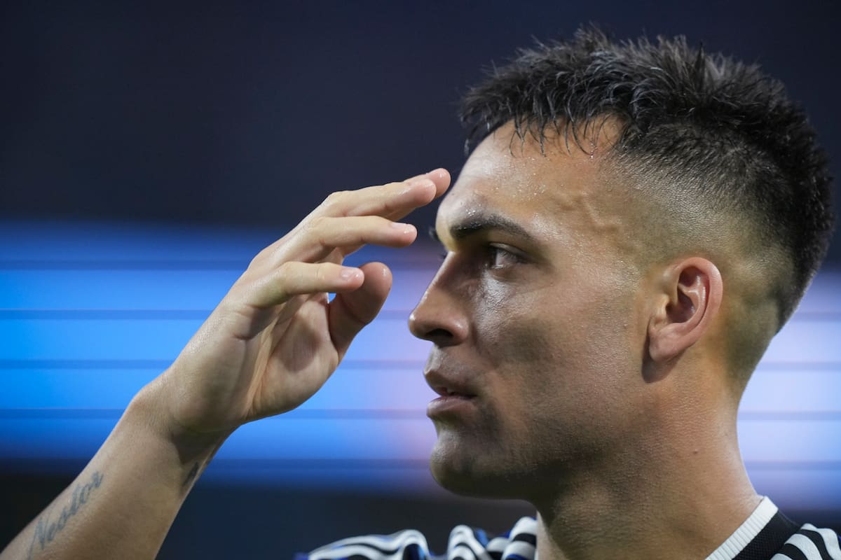 Lautaro Martínez celebra un gol con la camiseta de Argentina, mostrando su rol clave en el equipo