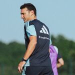 Lionel Scaloni en una conferencia de prensa con la selección argentina