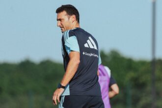 Lionel Scaloni en una conferencia de prensa con la selección argentina