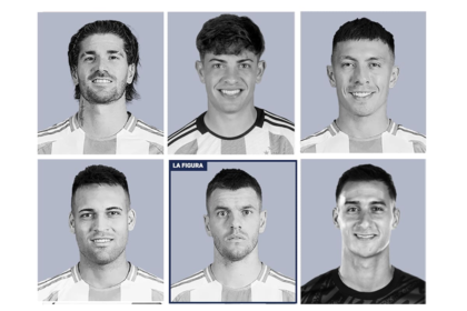 Jugadores de la selección evaluando su rendimiento en un partido de fútbol