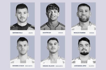Jugador de la selección anotando un gol con Messi en el campo