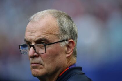 Entrenador Marcelo Bielsa en una imagen de alta intensidad, con una expresión de confianza y urgencia, preparándose para el partido contra España.