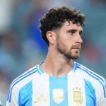 Marcos Senesi en acción durante un partido de fútbol, con la camiseta de la selección argentina