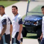 Lionel Messi sonriendo con sus compañeros de selección argentina