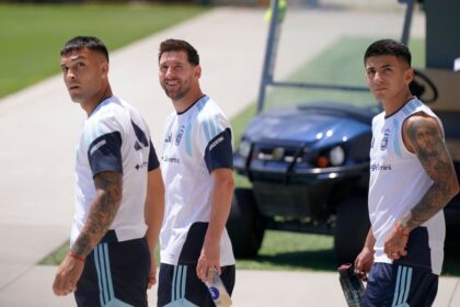 Lionel Messi sonriendo con sus compañeros de selección argentina