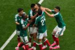 Jugadores de México celebrando un gol en el estadio Azteca