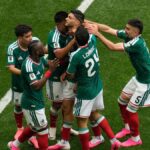 Jugadores de México celebrando un gol en el estadio Azteca