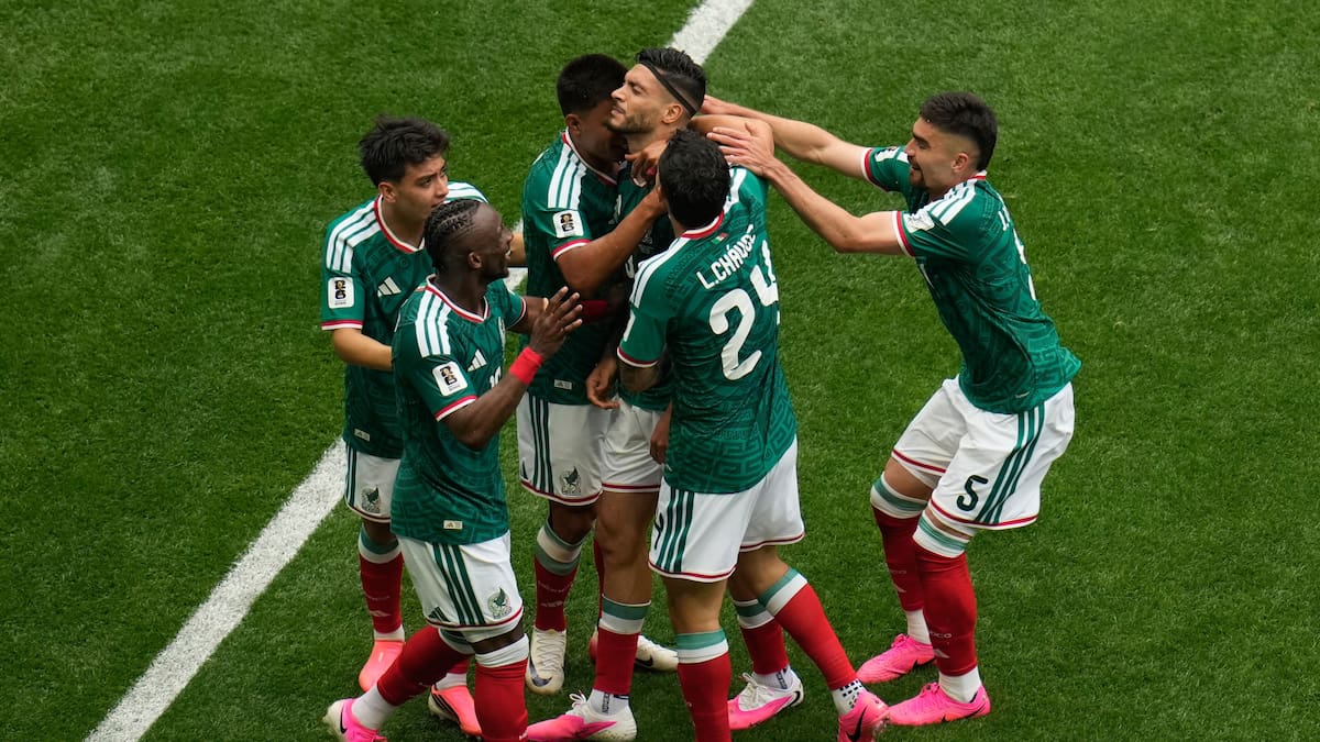 Jugadores de México celebrando un gol en el estadio Azteca
