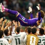 Jugadores de México celebran un gol con el arquero Memo Ochoa en el estadio Azteca
