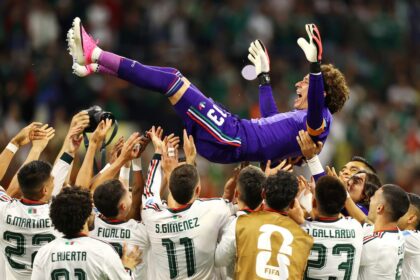 Jugadores de México celebran un gol con el arquero Memo Ochoa en el estadio Azteca