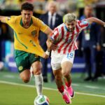 Jugadores de Paraguay defendiendo durante un partido de fútbol