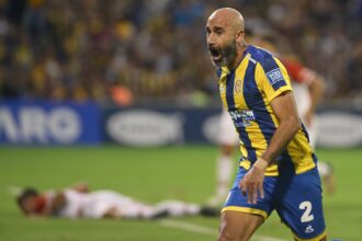 Carlos Quintana defendiendo los colores de Rosario Central