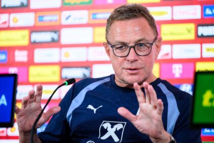Ralf Rangnick dando instrucciones en el campo de juego