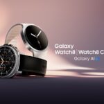 Un padre sonriendo mientras usa un smartwatch en un paisaje urbano