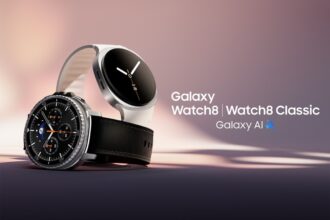 Un padre sonriendo mientras usa un smartwatch en un paisaje urbano