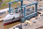 Imagen de un dron naval Marauder en el mar, con un misil hipersónico listo para ser lanzado