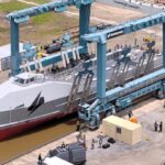 Imagen de un dron naval Marauder en el mar, con un misil hipersónico listo para ser lanzado