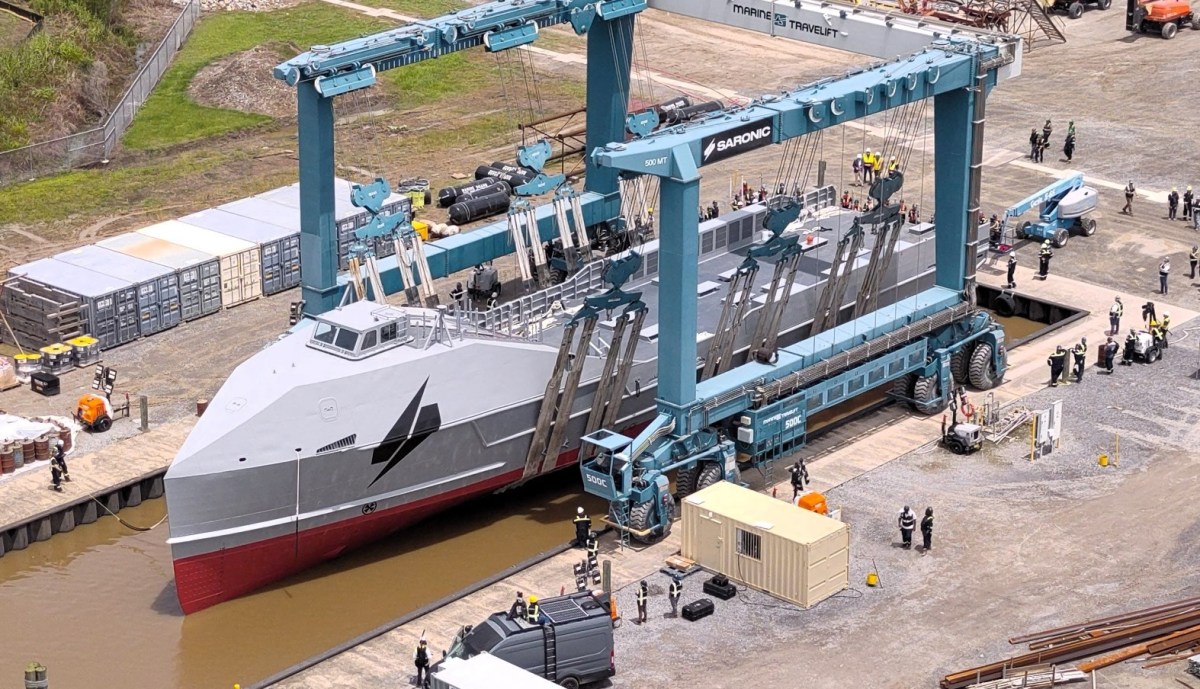 Imagen de un dron naval Marauder en el mar, con un misil hipersónico listo para ser lanzado