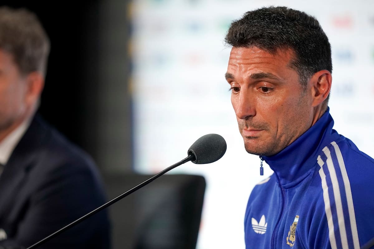 Lionel Scaloni en conferencia de prensa con gesto serio