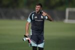 Dibu Martínez realizando un entrenamiento de atajadas con su mano afectada