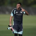Dibu Martínez realizando un entrenamiento de atajadas con su mano afectada