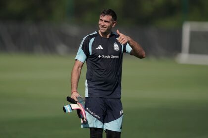 Dibu Martínez realizando un entrenamiento de atajadas con su mano afectada