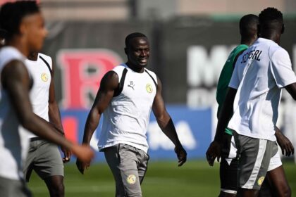 Jugadores de Senegal en un entrenamiento con rostros de preocupación