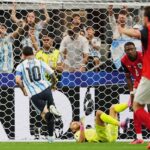Lionel Messi anotando un gol durante el partido entre Argentina y Austria en el Mundial