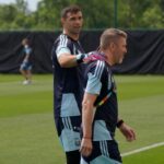 Dibu Martínez en entrenamiento con una sonrisa de tranquilidad