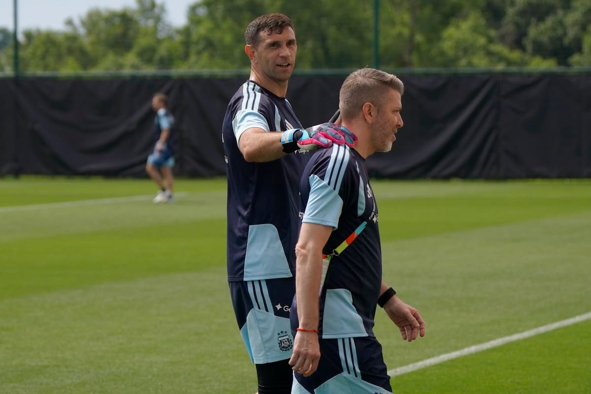 Dibu Martínez en entrenamiento con una sonrisa de tranquilidad