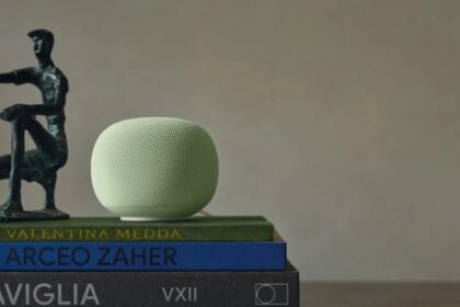Imagen de un altavoz inteligente Google Home Speaker con Gemini en una habitación moderna, listo para responder a comandos de voz de manera natural.